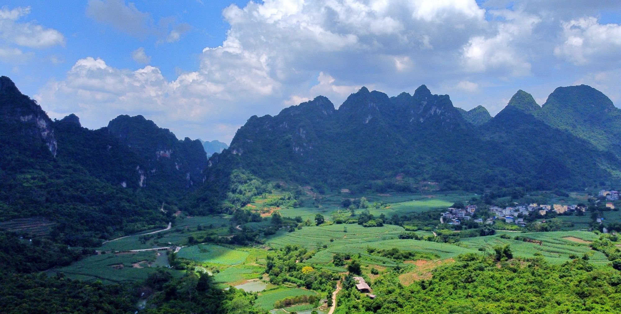 航拍组图:大山深处有人家,沿边公路一路美景相随