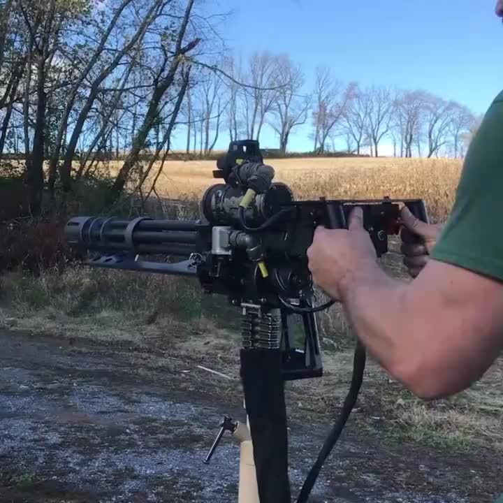 m134"火神"加特林机枪,每分钟消耗4000发子弹,一般人