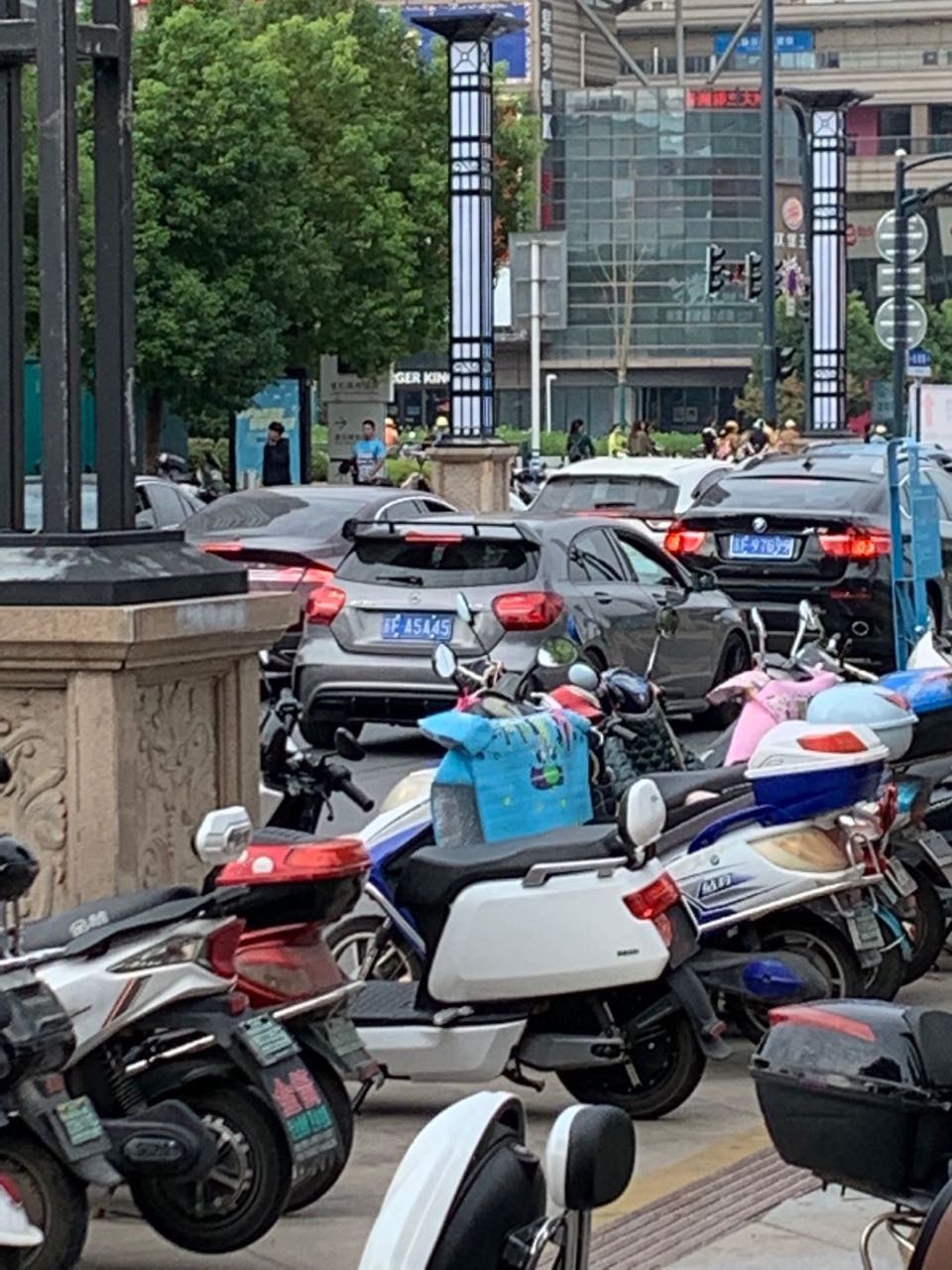 南通崇川区街头实拍奔驰A45AMG，大尾翼赚足了回头率！