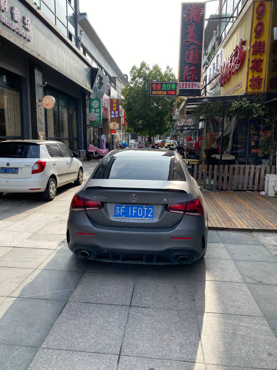 南通海门步行街偶遇奔驰A35L AMG，小钢炮充满了战斗感！