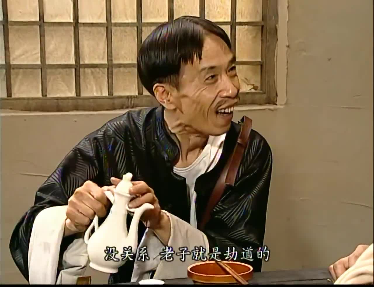 贾队长在屋里有酒有肉弟兄们看不过去要求孙掌柜上菜