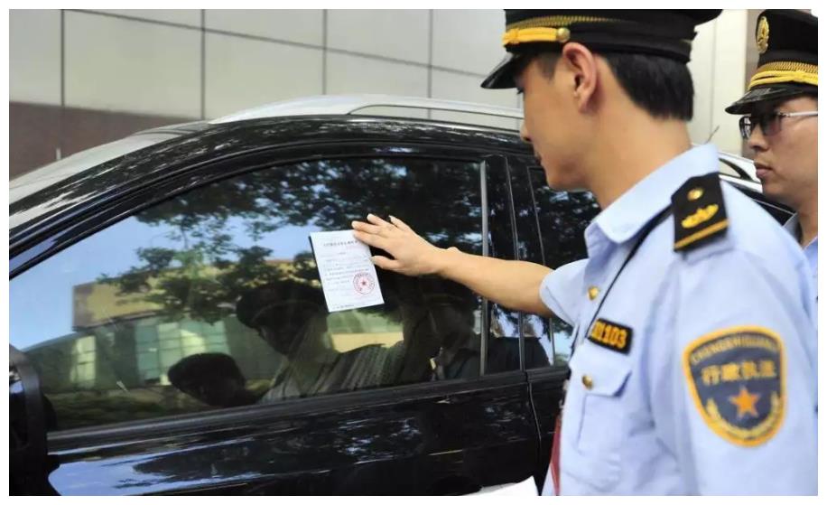 一台丰田车违停街头,路人怒斥咋不贴罚单,交警很无奈:我也想啊