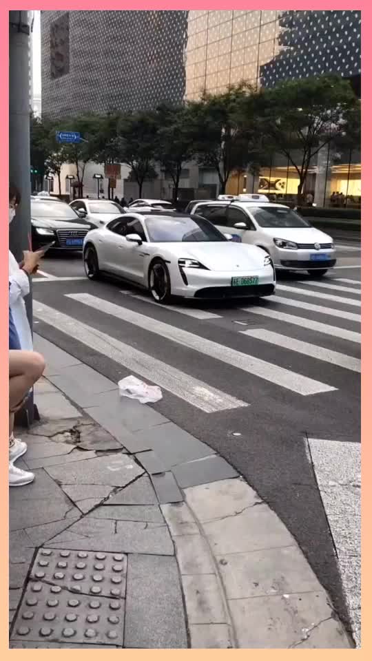 作为保时捷新款新能源汽车，它能百公里跑进3秒