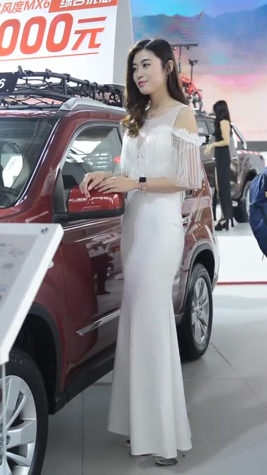 2019沈阳国际车展靓丽白皙美女车模一袭白色盖脚面礼服