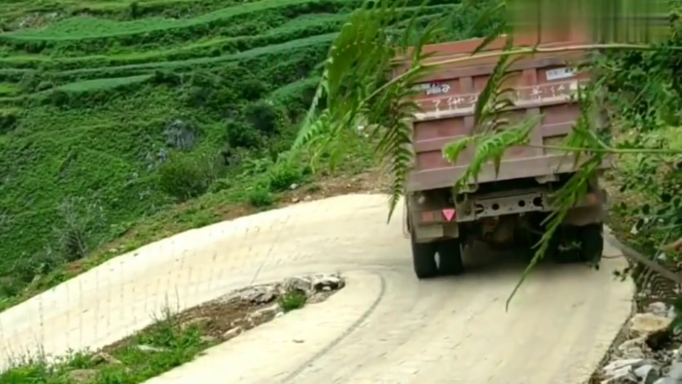 危险驾驶危险山路,行车记录仪记录下这惊险一幕