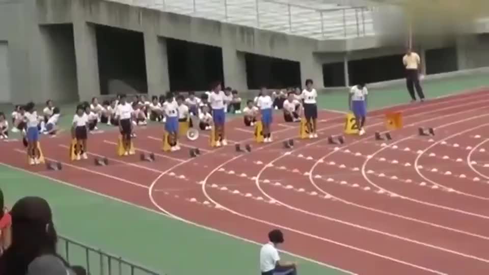 小学生100米成绩跑出12秒，创小学生记录，高手过招果然好看_新浪新闻