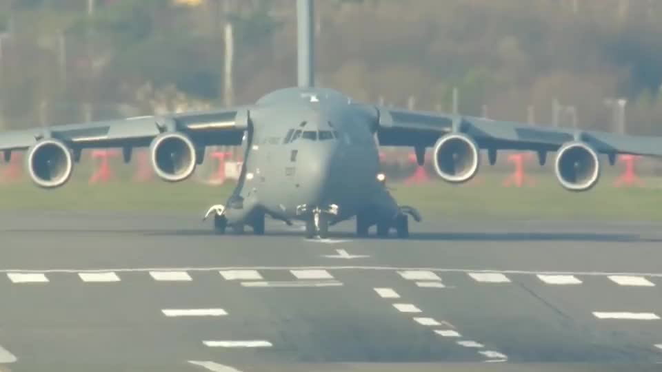 实拍C-17运输机短距起飞，动力太猛了！_新浪新闻