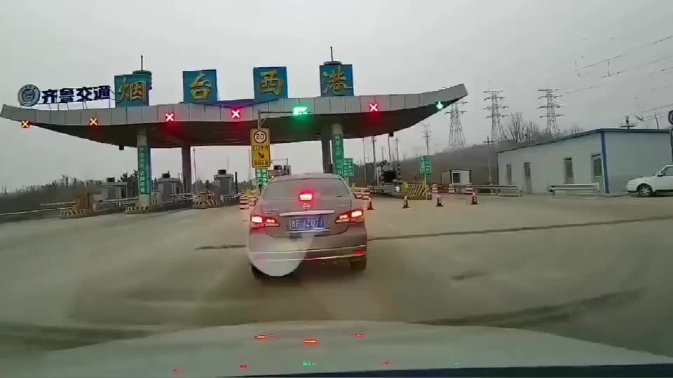 实拍：收费站被玩了，高速ETC被蹭，我看你下高速时怎么玩