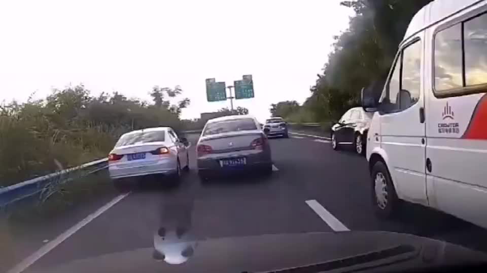 实拍：我这暴脾气，超车道停车打个转向灯就无敌了？