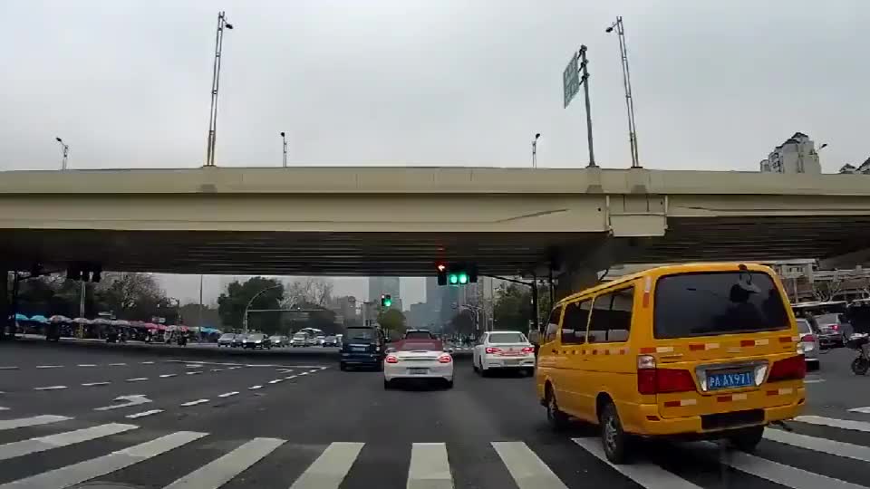 实拍：路怒症！保时捷跑车也不能这样任性吧？