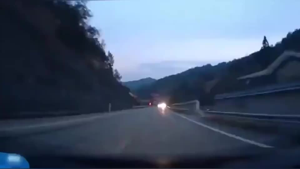 实拍：女司机作死超车，副驾的老公坐不住了，下车说抱歉！