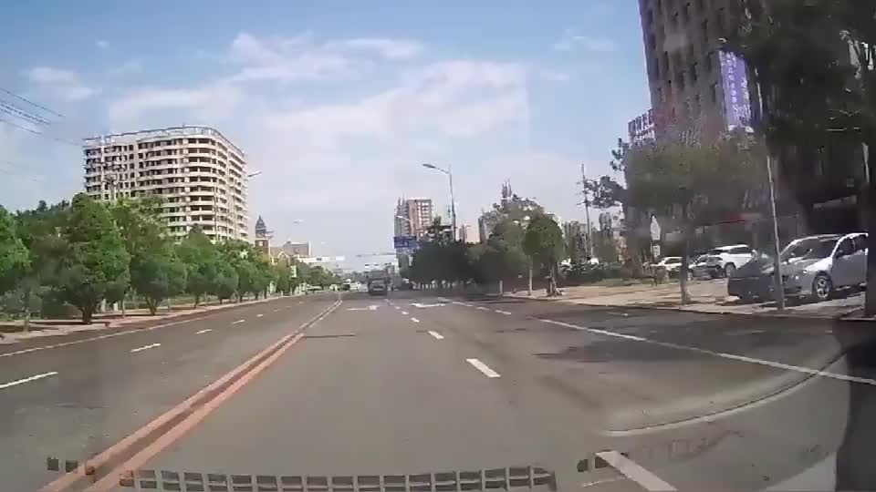 实拍：路怒症！开个破奥迪，就这么目中无人？我看你是差这一撞！