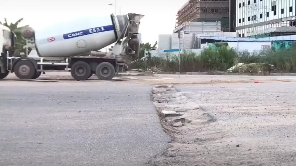 实拍：说了不能太快，奔驰上来就爆胎了，尴尬吧！