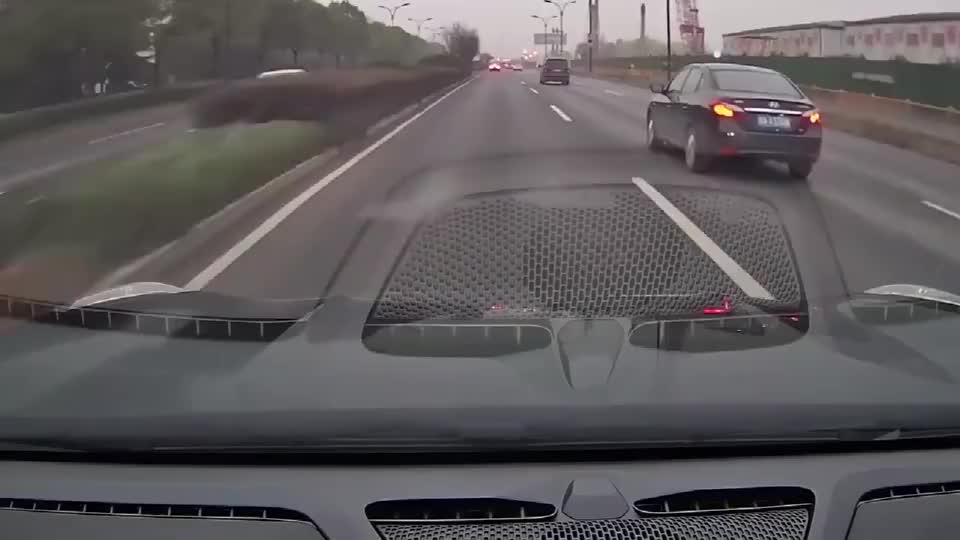 实拍：路怒症！五菱神车开车很随性，惹到了我的暴脾气