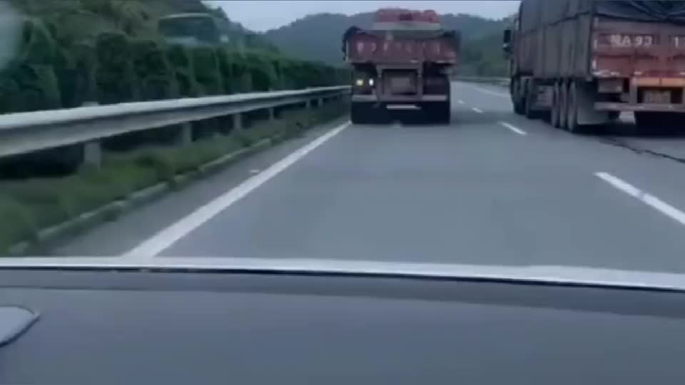 实拍：这是什么操作，只有货车司机才明白