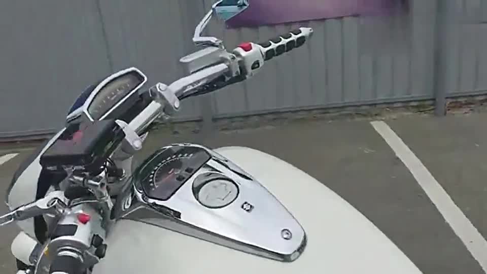 霸气十足，实拍铃木超级摩托M109R，排量高达18L