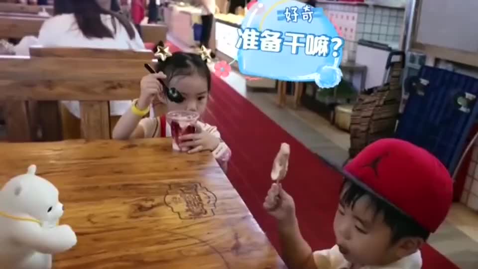 小九吃雪糕的方式遭到lucky嫌弃,满屏都是表情包!