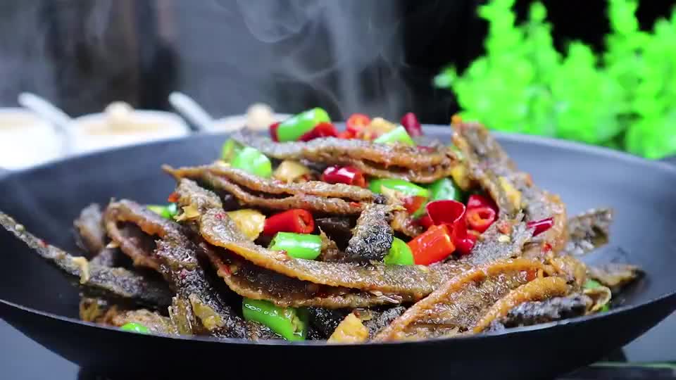 干锅泥鳅的做法,又香又酥又入味,连骨头都不剩下