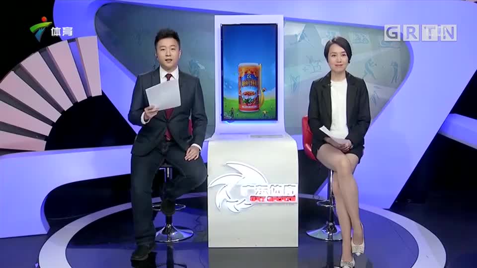 广东体育:郑怡极限超短热裤主持《体育世界》,平底鞋大秀美腿