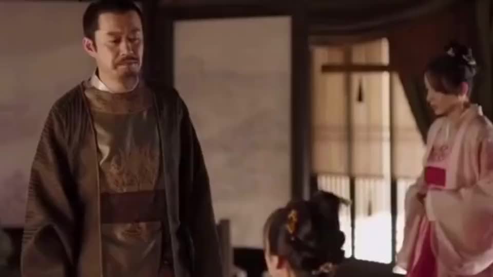 明兰犯错被父亲用木尺打手板,像不像小时候的我们,单纯的可爱