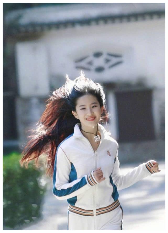 跑步带风,蓬松头发长发飘飘,真是名副其实仙女姐姐.