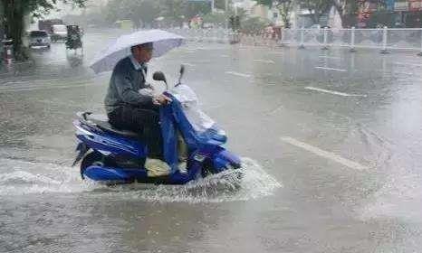 刚给电动车充满电，加速立马掉两格，这不是正常现象