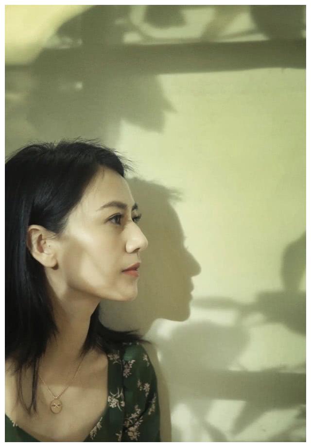 高圆圆晒出美照:穿翠绿色碎花连衣裙充满夏日清新范,五官没死角