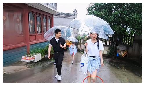 赵丽颖的“防雨鞋套”火了，看到她上脚效果，网友：雨天必备！