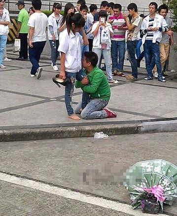 男子当着众人的面跪抱女孩大腿失声痛哭,知道真相后让