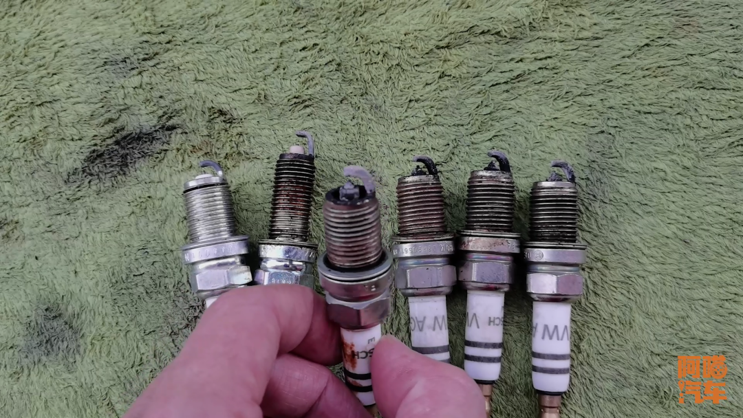 火花塞多久换一次是正常的?记住这个更换标准,就不怕修车被坑了休闲区蓝鸢梦想 - Www.slyday.coM 火花塞多久换一次是正常的?记住这个更换标准,就不怕修车被坑了休闲区蓝鸢梦想 - Www.slyday.coM