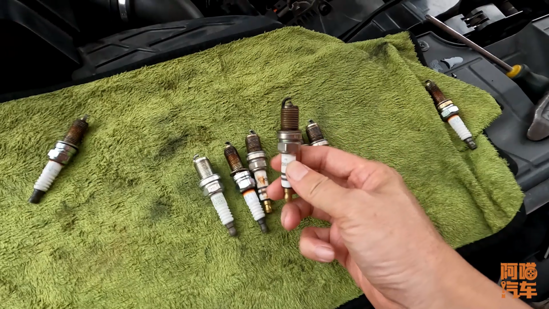 火花塞多久换一次是正常的?记住这个更换标准,就不怕修车被坑了休闲区蓝鸢梦想 - Www.slyday.coM 火花塞多久换一次是正常的?记住这个更换标准,就不怕修车被坑了休闲区蓝鸢梦想 - Www.slyday.coM