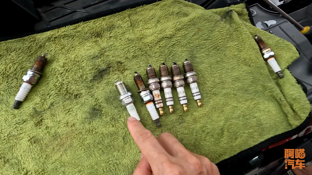 火花塞多久换一次是正常的?记住这个更换标准,就不怕修车被坑了休闲区蓝鸢梦想 - Www.slyday.coM 火花塞多久换一次是正常的?记住这个更换标准,就不怕修车被坑了休闲区蓝鸢梦想 - Www.slyday.coM