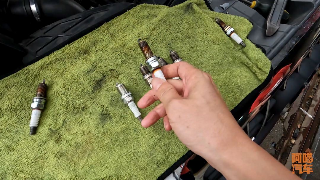 火花塞多久换一次是正常的?记住这个更换标准,就不怕修车被坑了休闲区蓝鸢梦想 - Www.slyday.coM 火花塞多久换一次是正常的?记住这个更换标准,就不怕修车被坑了休闲区蓝鸢梦想 - Www.slyday.coM