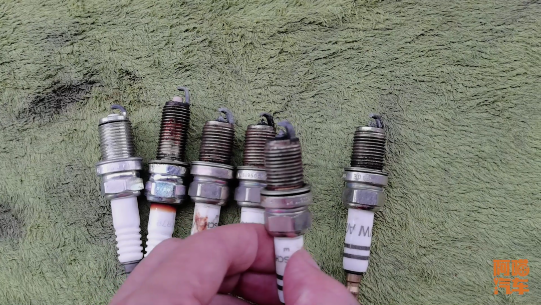 火花塞多久换一次是正常的?记住这个更换标准,就不怕修车被坑了休闲区蓝鸢梦想 - Www.slyday.coM 火花塞多久换一次是正常的?记住这个更换标准,就不怕修车被坑了休闲区蓝鸢梦想 - Www.slyday.coM