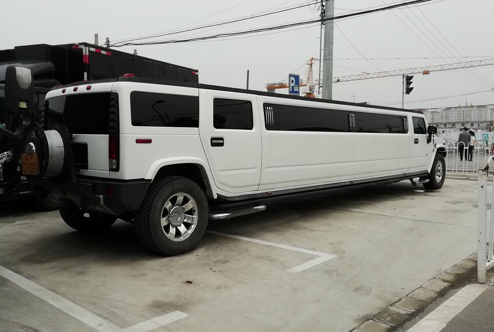 南通开发区街头实拍加长版悍马H2，车长堪比公交车！