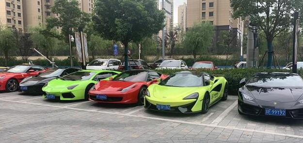 南通开发区街头实拍超跑聚会，草绿色迈凯伦跑车很亮眼！