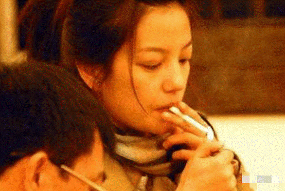 娱乐圈中抽烟的女星， 没想到如此清纯的她也抽烟