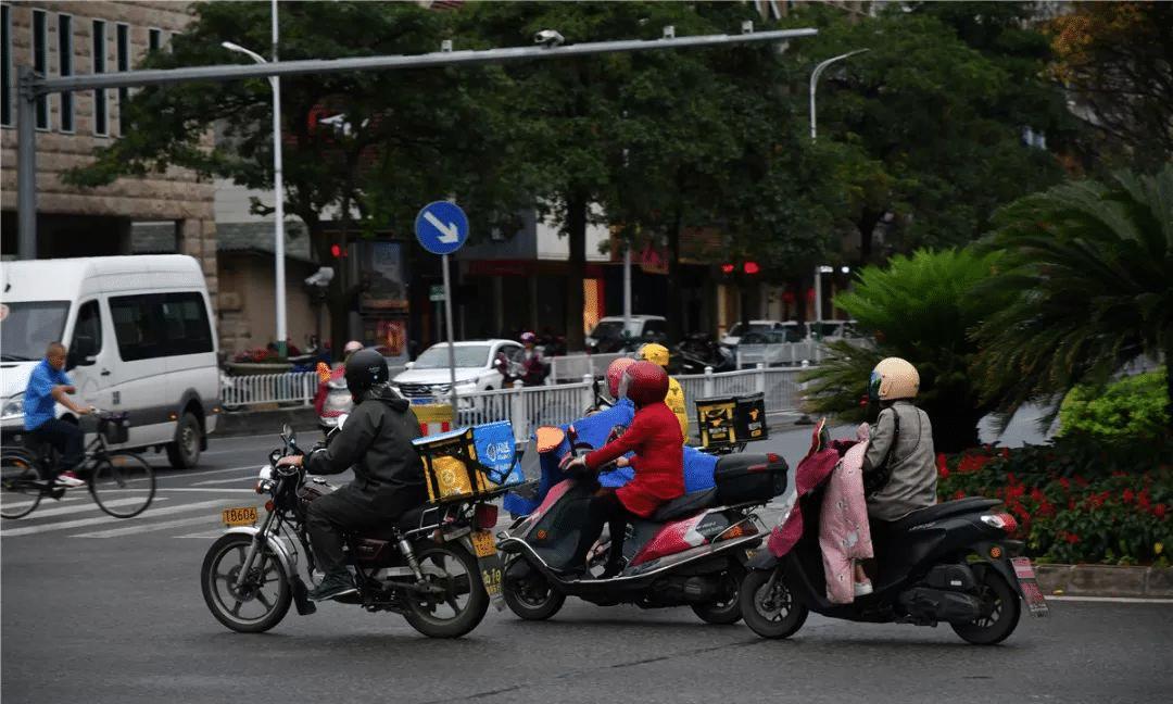 电动车和摩托车哪种更合算？老司机：看这两个地方