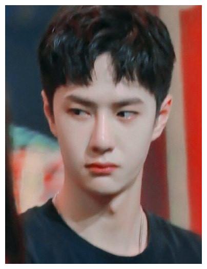 王一博委屈巴巴的模样可爱极了,喊酷盖只是为了哄孩子