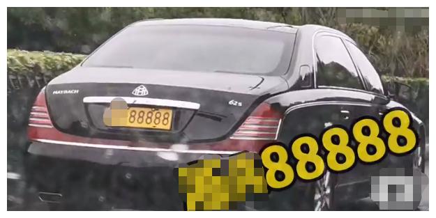 街头偶遇豹子号,车牌挂在一辆宾利上,车内乘客让人好奇