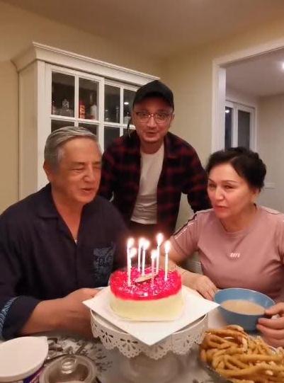 尼格买提晒庆祝生日视频，与爸妈一起过生日，称三人都是白羊座
