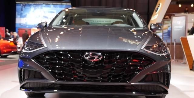 2020款现代索纳塔灰色海外实拍，颜值不输迈锐宝XL