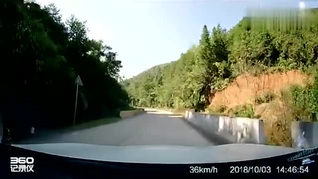 行车记录仪实拍：私家车高速险遭别车，下一秒网友都看不起他