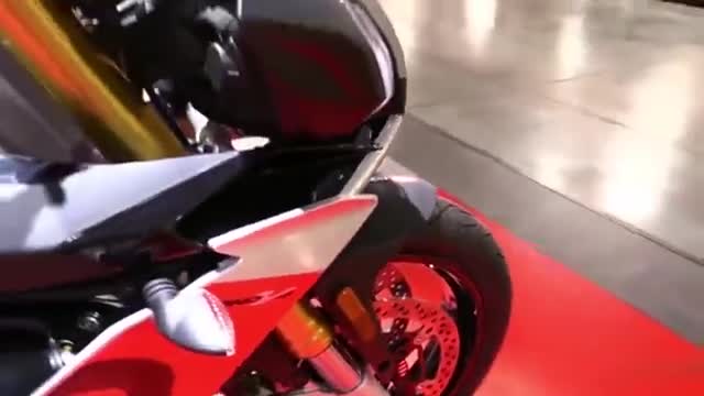 车展上众多跑车，没想到被这辆动车抢了风头