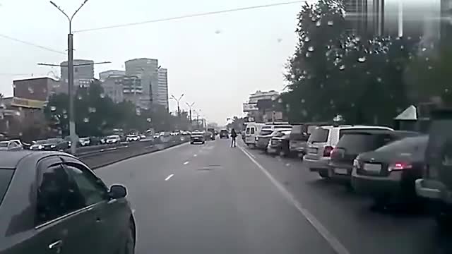 行车记录仪实拍：高速行驶“画龙”，第三个车祸看服了