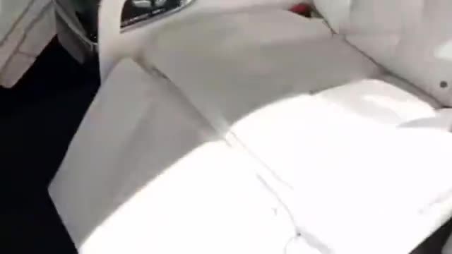 全新劳斯莱斯幻影到了，手指摸了一下门把手，下一幕很神奇