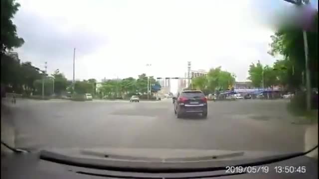 行车记录仪实拍：兄弟你慢点好不？