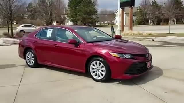 18款丰田凯美瑞红色版实拍，看了外观内饰买不买19款自己决定