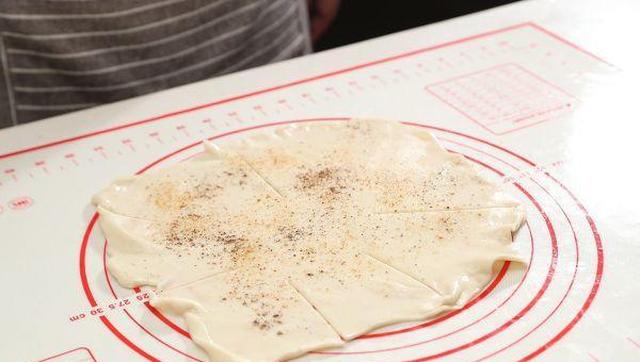 校门口小摊主靠它买了房!这种饼人人都爱吃,学会做就可以开店了