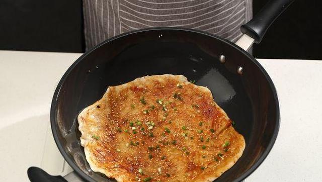 校门口小摊主靠它买了房!这种饼人人都爱吃,学会做就可以开店了